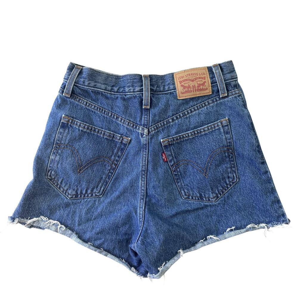 Levi’s High Waisted Mom Shorts Womens Cut Off High Rise Denim Frayed Raw Hem 26